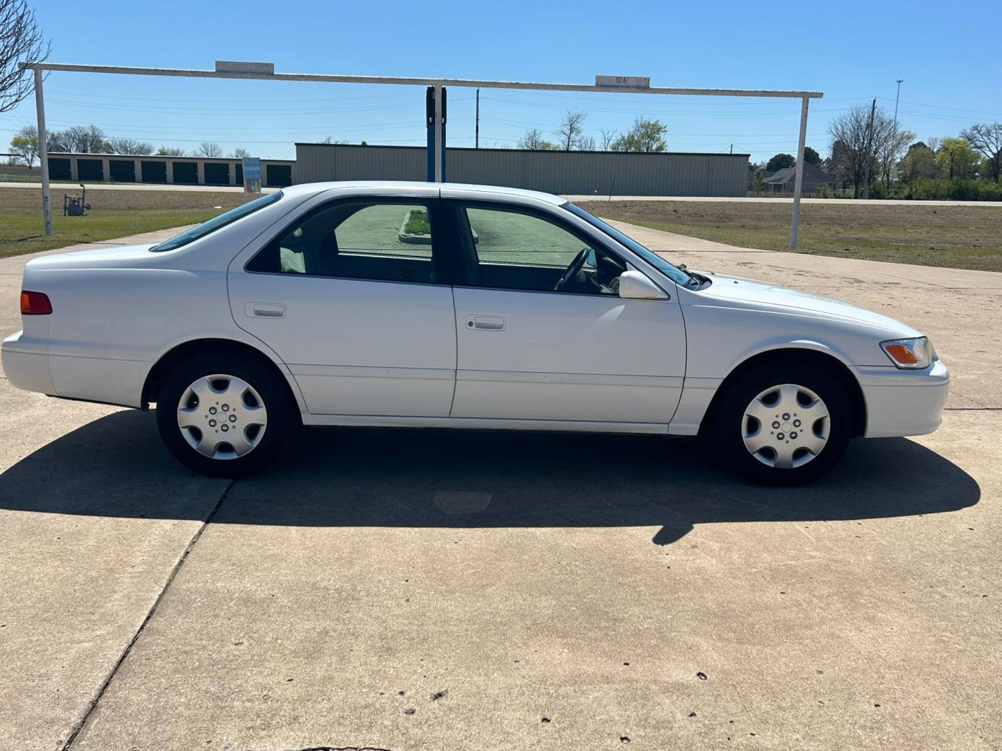 2000 White /TAN Toyota Camry LE (JT2BN22K7Y0) with an 2.2L L4 DOHC 16V engine, 4-Speed Automatic transmission, located at 17760 Hwy 62, Morris, OK, 74445, (918) 733-4887, 35.609104, -95.877060 - 2000 TOYOTA CAMERY HAS 2.2L AND IS FWD. THIS IS A DEDICATED CNG (COMPRESSED NATURAL GAS). FEATURES POWER LOCKS, POWER WINDOWS, POWER MIRRORS, MANUAL SEATS, AMFM STEREO, CASSETTE PLAYER, CRUISE CONTROL, TILT WHEEL, CLOTH SEATS. ****CLEAN TITLE*** 142,379 MILES 205/65R15 TIRES THIS SHOULD QUALIFY FOR - Photo#3